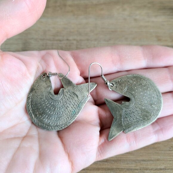 Silver etched metal fish shape earrings. - Picture 5 of 6